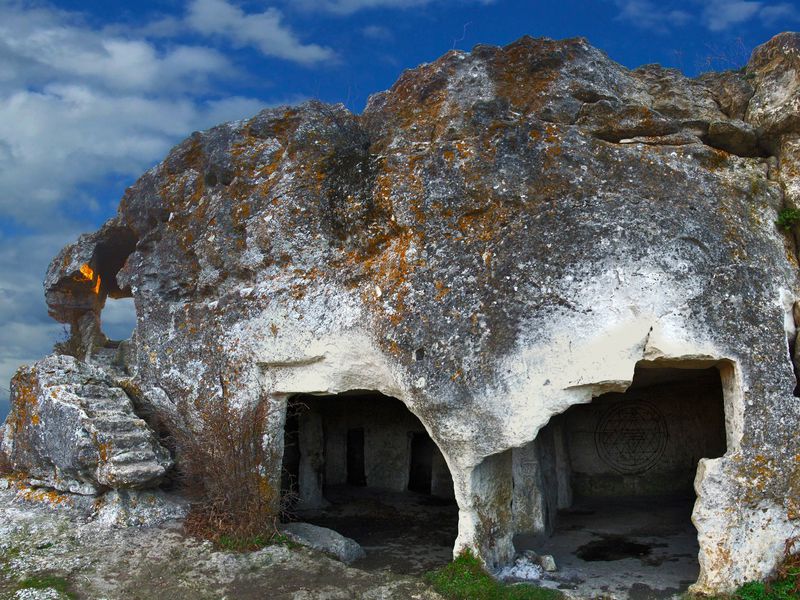 Средневековье в Крыму: пещерный Мангуп-Кале - экскурсия в Севастополе