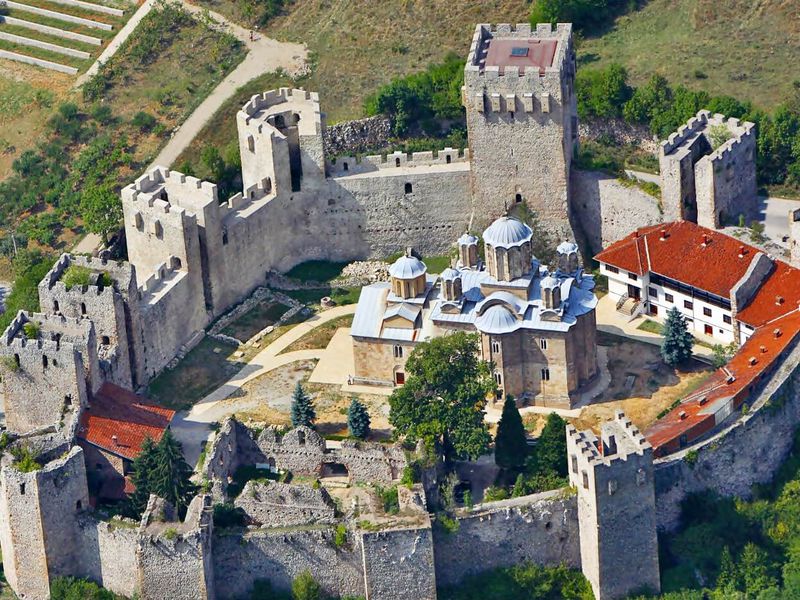 Авто-путешествие по Сербии: монастырь, пещера, водопад - экскурсия в Белграде