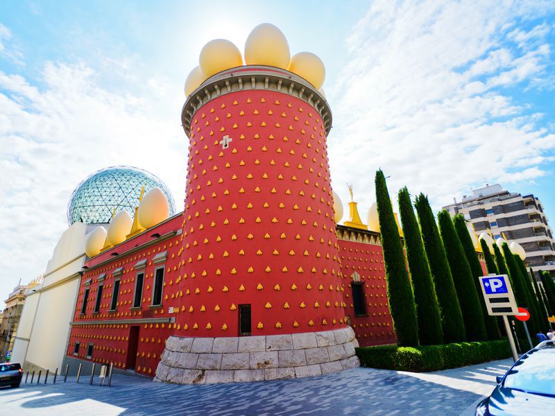 Поездка в музей Дали и Жирону в мини-группе - экскурсия в Барселоне
