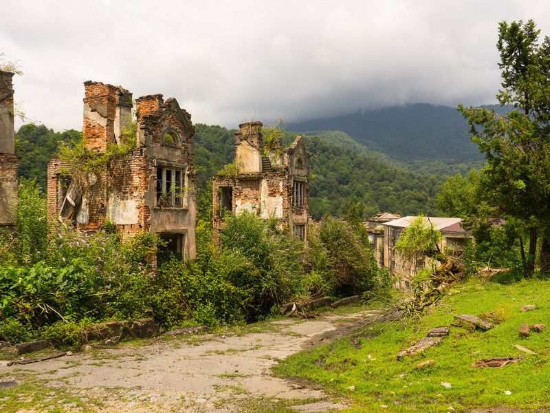 Восточная Абхазия: город-призрак, Великан и горячие источники - экскурсия в Сочи