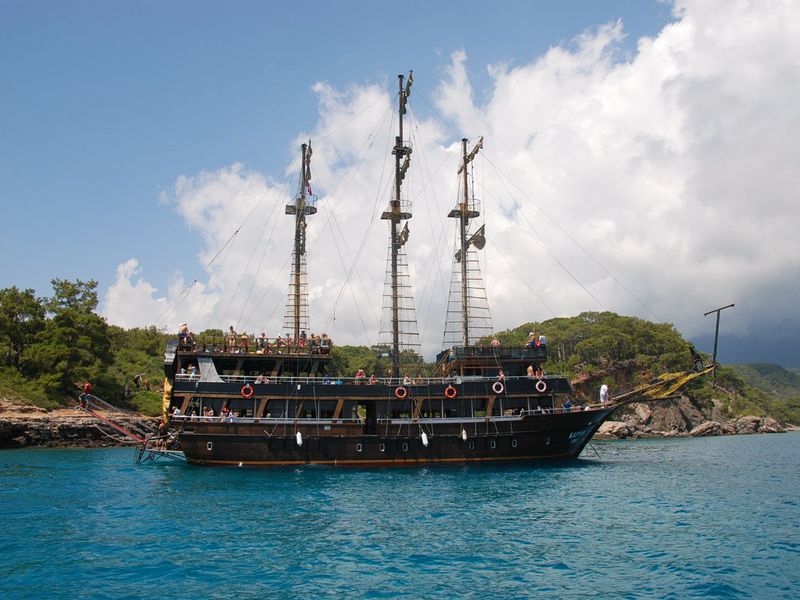 Из Анталии — к берегам Кемера на пиратской яхте! - экскурсия в Анталии