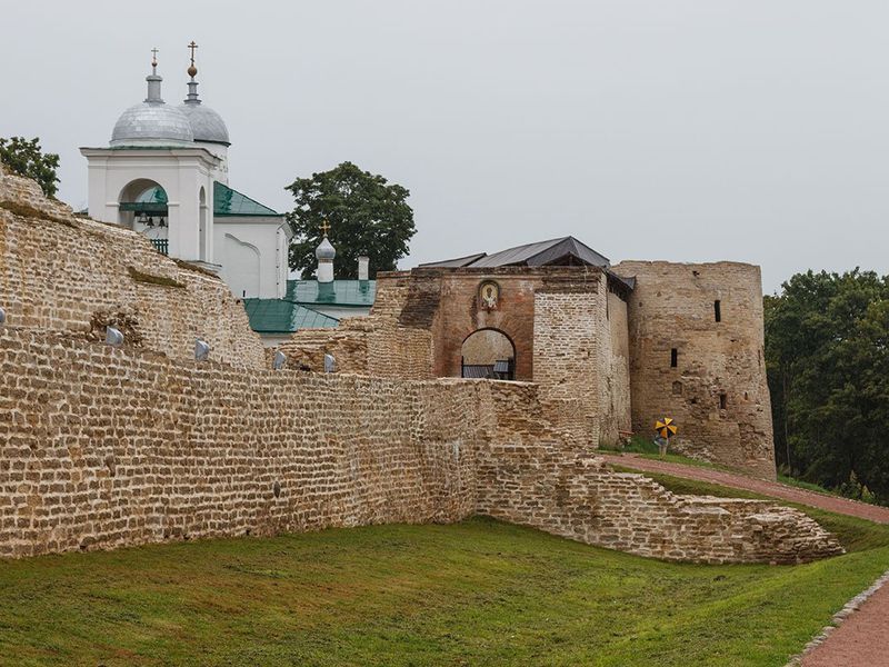 Старый Изборск и Псково-Печерский монастырь: путешествие к истокам Руси - экскурсия в Печорах