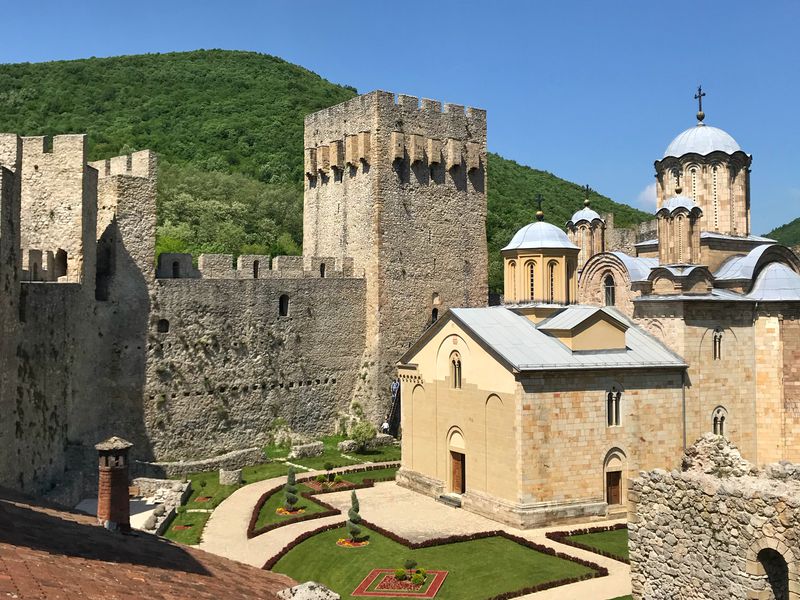 Авто-путешествие по Сербии: монастырь, пещера, водопад - экскурсия в Белграде